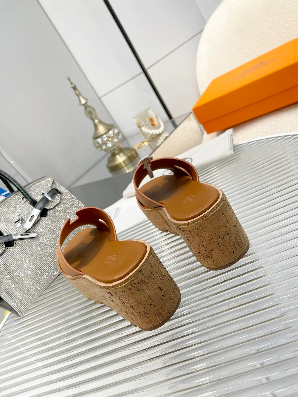 👟👟Ex-factory price 540👟👟 High version of the 2024 spring and summer new HERMES Hermès counter new style. The wedge-heeled Erjiu sandals and slippers, which have been extremely popular recently, are paired with various colorful socks. They are very trendy. Upper: cowhide. Outsole: technological imitation wood sole. Heel height: about 7cm. Size: Female 35-41 (40/41 non-refundable and non-exchangeable)